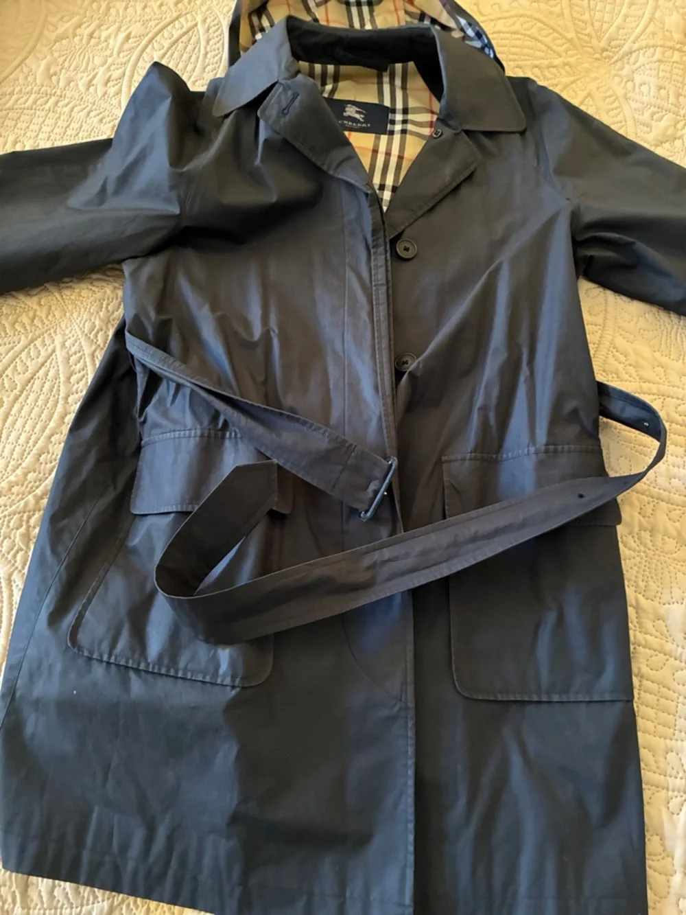 Burberry Black Trench Coat with Signature Beige Check Lining - Picture 4 of 5